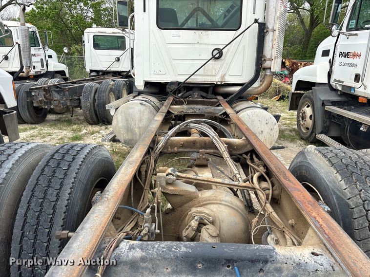 image for item ES8751 2000 Mack CH613 truck cab and chassis