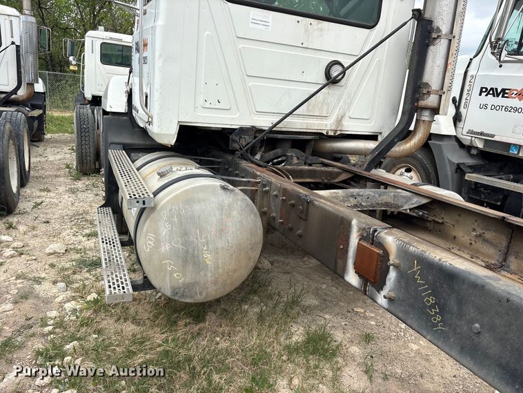 image for item ES8751 2000 Mack CH613 truck cab and chassis