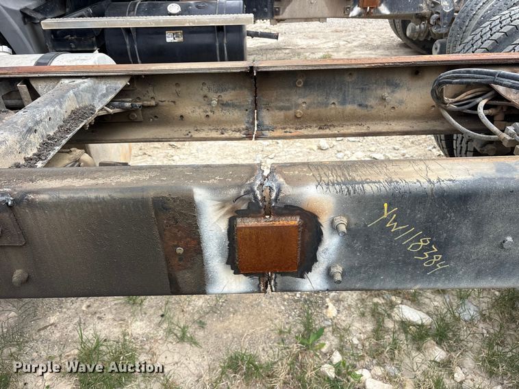 image for item ES8751 2000 Mack CH613 truck cab and chassis