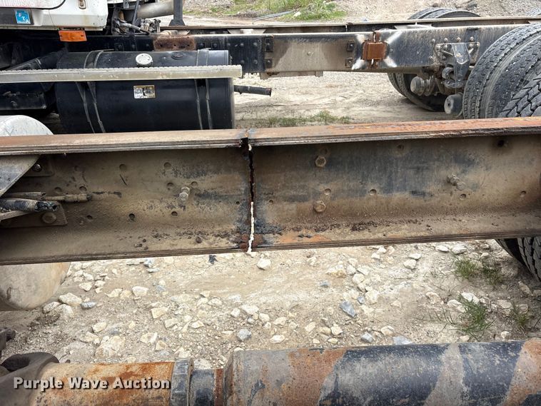 image for item ES8751 2000 Mack CH613 truck cab and chassis