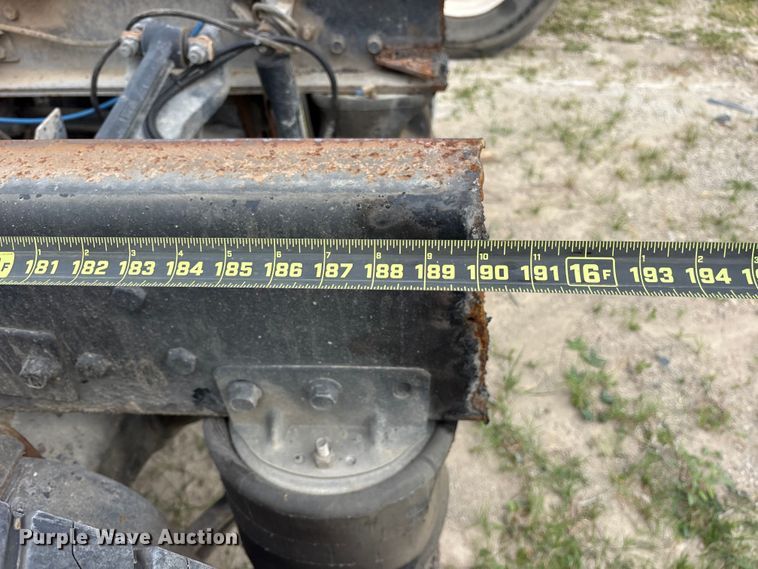 image for item ES8751 2000 Mack CH613 truck cab and chassis