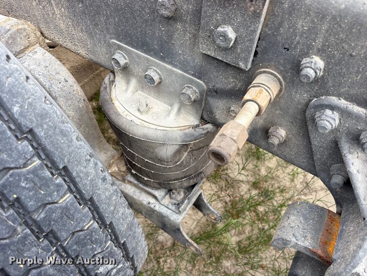 image for item ES8751 2000 Mack CH613 truck cab and chassis