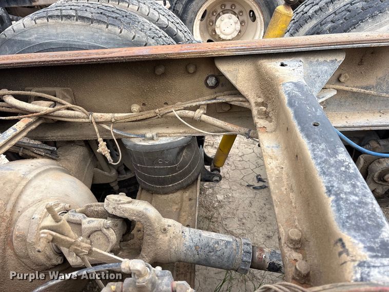 image for item ES8751 2000 Mack CH613 truck cab and chassis