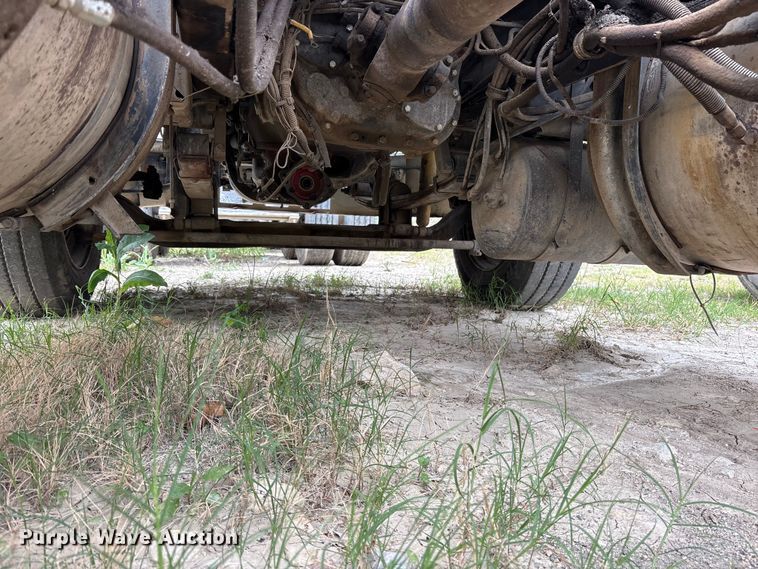 image for item ES8751 2000 Mack CH613 truck cab and chassis