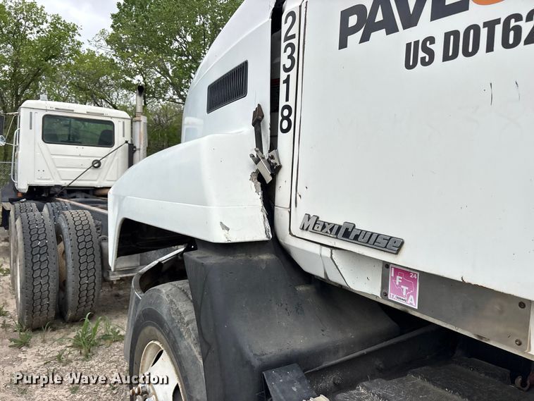 image for item ES8751 2000 Mack CH613 truck cab and chassis