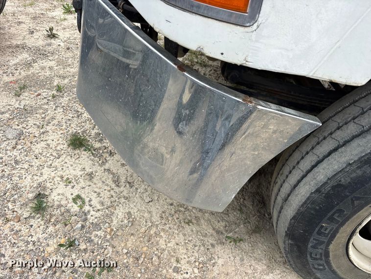 image for item ES8751 2000 Mack CH613 truck cab and chassis