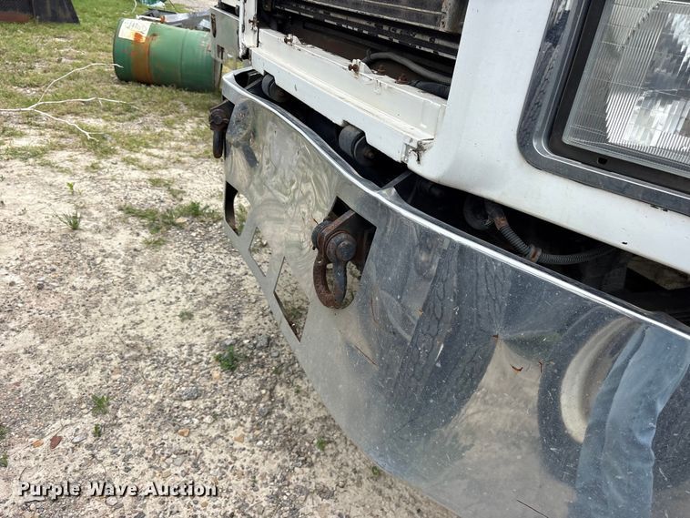 image for item ES8751 2000 Mack CH613 truck cab and chassis