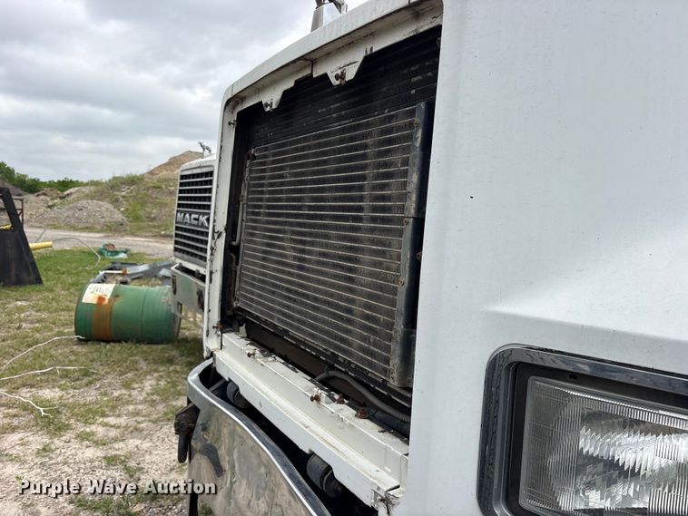 image for item ES8751 2000 Mack CH613 truck cab and chassis