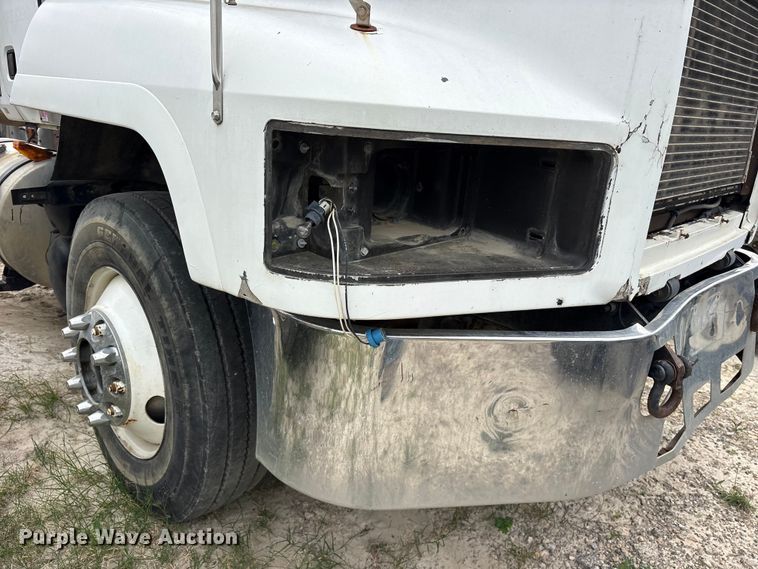 image for item ES8751 2000 Mack CH613 truck cab and chassis