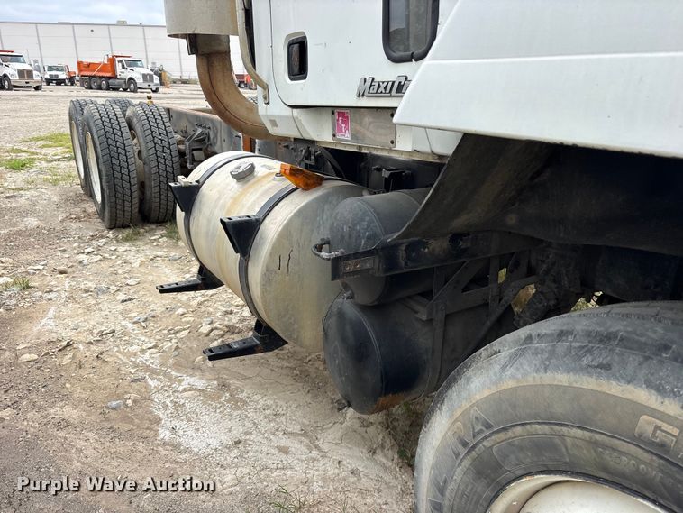 image for item ES8751 2000 Mack CH613 truck cab and chassis