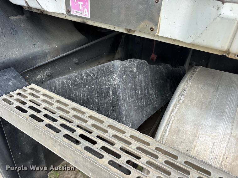 image for item ES8751 2000 Mack CH613 truck cab and chassis