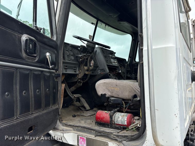 image for item ES8751 2000 Mack CH613 truck cab and chassis