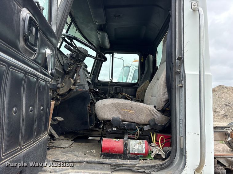 image for item ES8751 2000 Mack CH613 truck cab and chassis