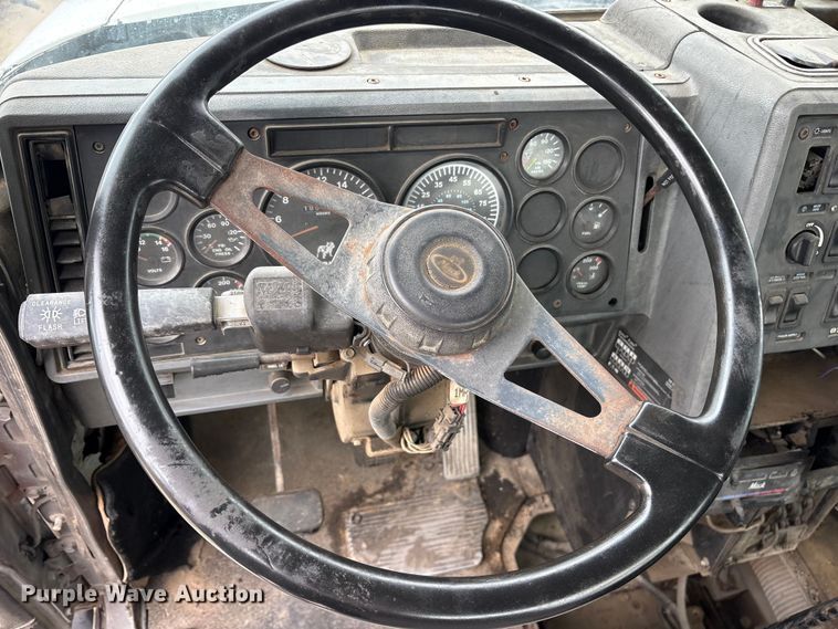 image for item ES8751 2000 Mack CH613 truck cab and chassis