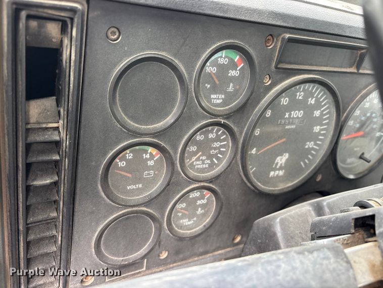 image for item ES8751 2000 Mack CH613 truck cab and chassis