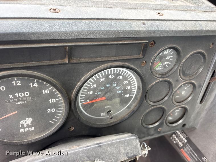 image for item ES8751 2000 Mack CH613 truck cab and chassis