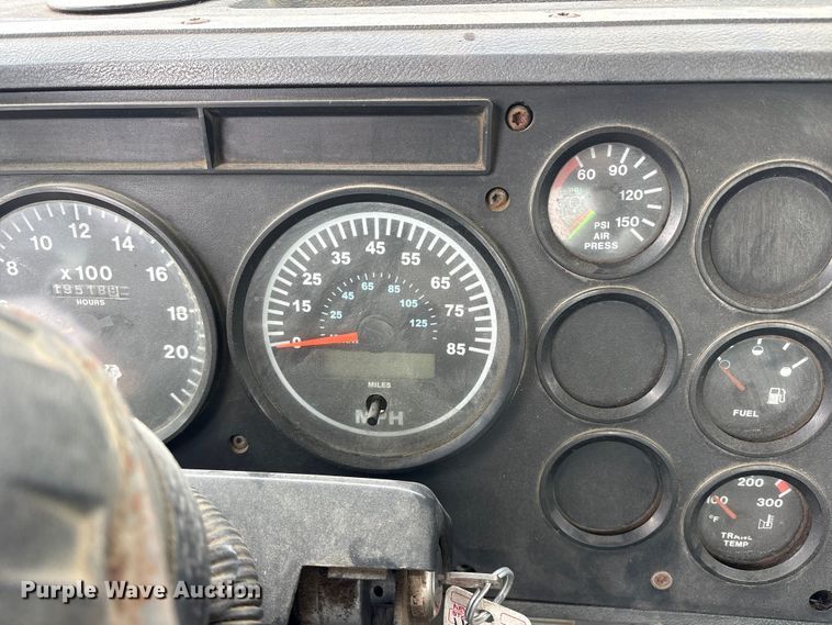 image for item ES8751 2000 Mack CH613 truck cab and chassis