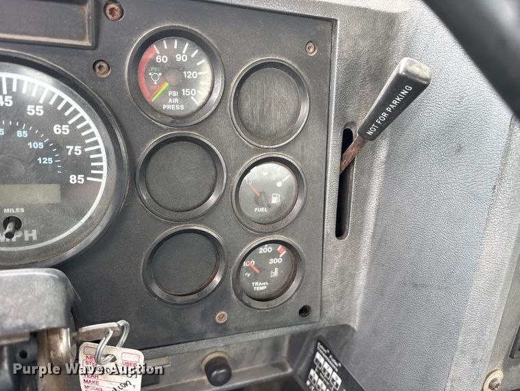 image for item ES8751 2000 Mack CH613 truck cab and chassis