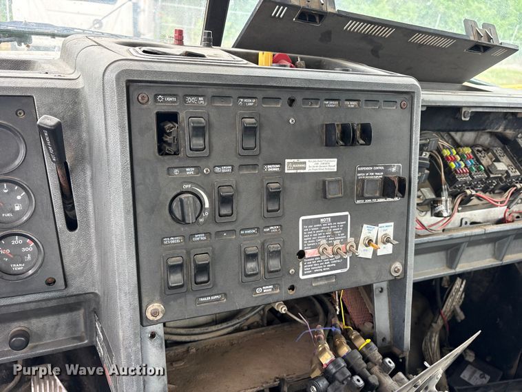 image for item ES8751 2000 Mack CH613 truck cab and chassis