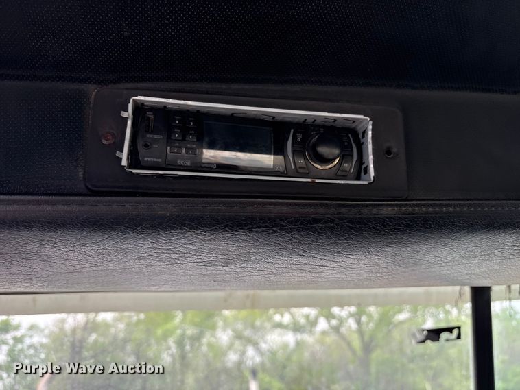 image for item ES8751 2000 Mack CH613 truck cab and chassis