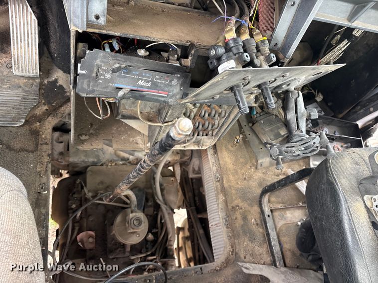 image for item ES8751 2000 Mack CH613 truck cab and chassis