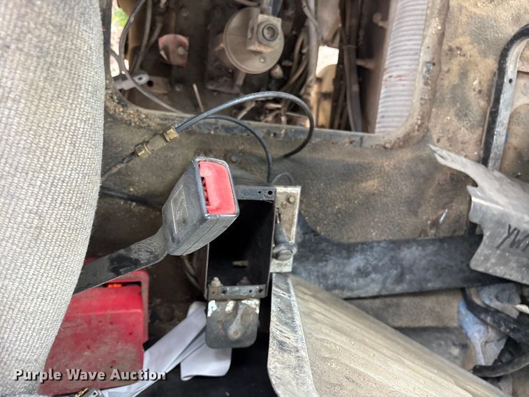 image for item ES8751 2000 Mack CH613 truck cab and chassis