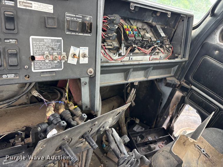 image for item ES8751 2000 Mack CH613 truck cab and chassis