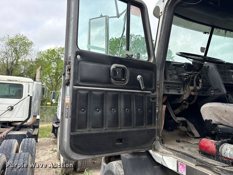 image for item ES8751 2000 Mack CH613 truck cab and chassis