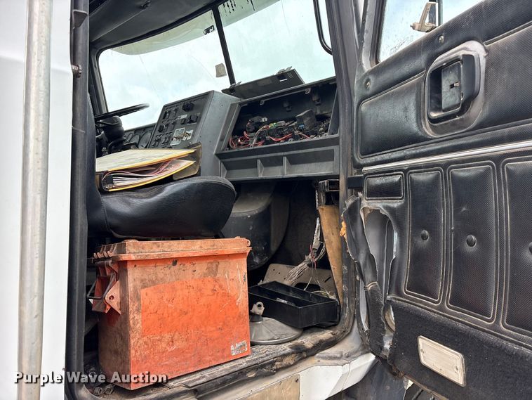 image for item ES8751 2000 Mack CH613 truck cab and chassis