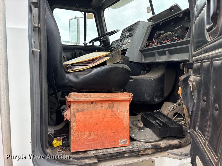 image for item ES8751 2000 Mack CH613 truck cab and chassis