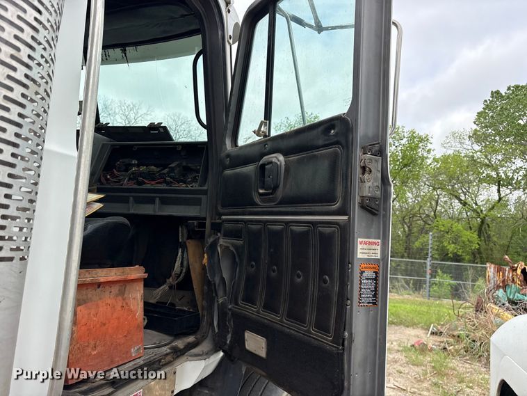 image for item ES8751 2000 Mack CH613 truck cab and chassis