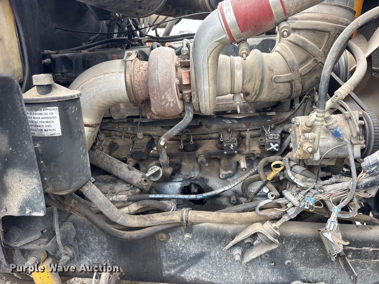 image for item ES8751 2000 Mack CH613 truck cab and chassis