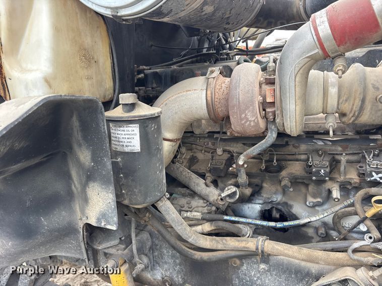 image for item ES8751 2000 Mack CH613 truck cab and chassis