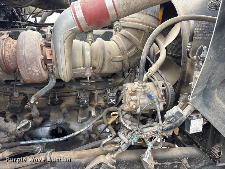 image for item ES8751 2000 Mack CH613 truck cab and chassis