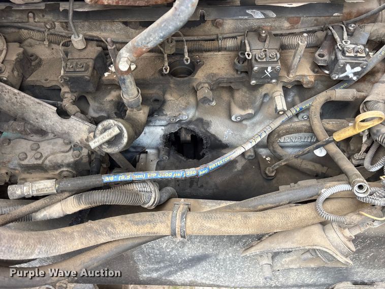 image for item ES8751 2000 Mack CH613 truck cab and chassis