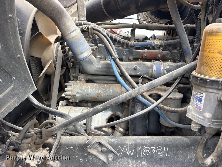 image for item ES8751 2000 Mack CH613 truck cab and chassis