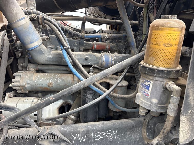 image for item ES8751 2000 Mack CH613 truck cab and chassis