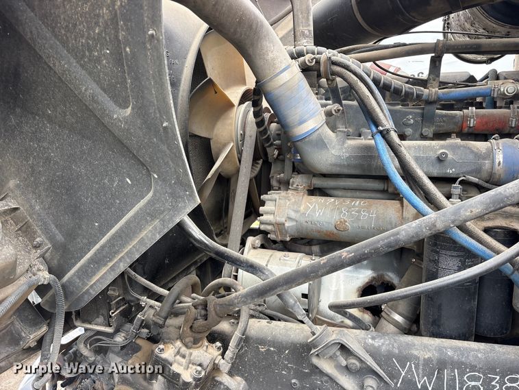 image for item ES8751 2000 Mack CH613 truck cab and chassis