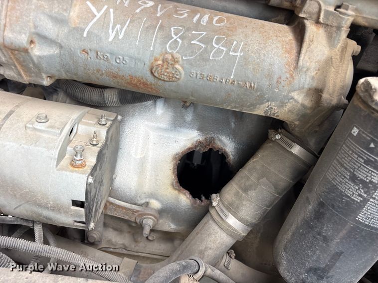 image for item ES8751 2000 Mack CH613 truck cab and chassis