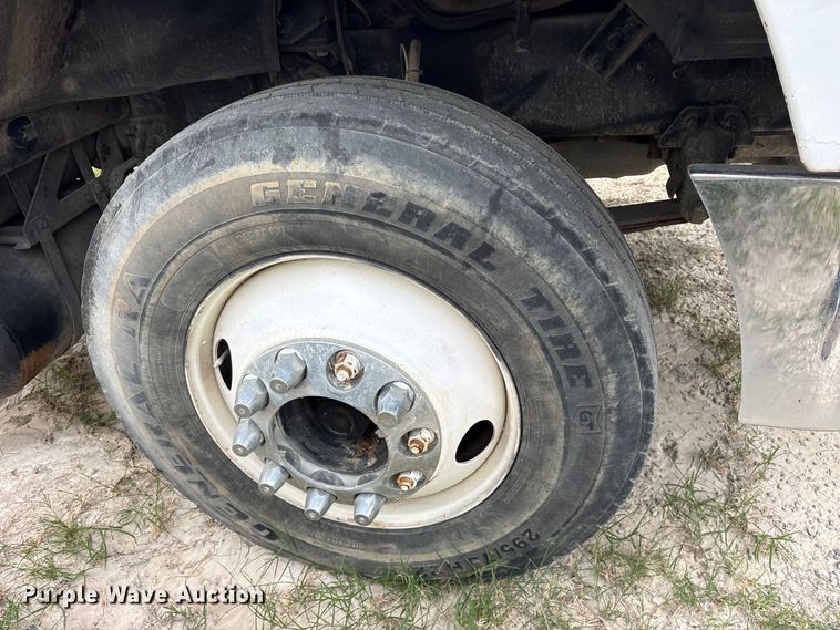 image for item ES8751 2000 Mack CH613 truck cab and chassis