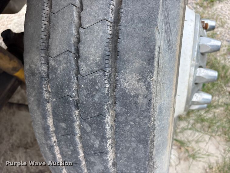 image for item ES8751 2000 Mack CH613 truck cab and chassis