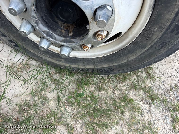 image for item ES8751 2000 Mack CH613 truck cab and chassis