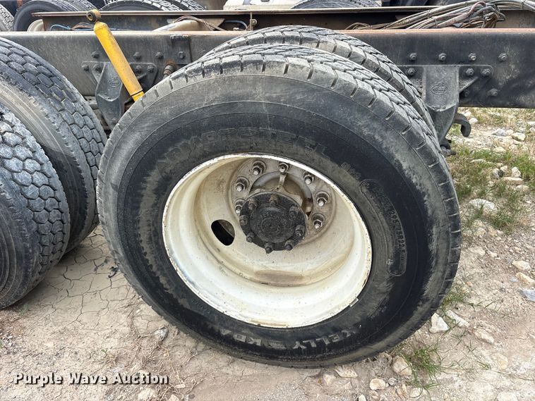 image for item ES8751 2000 Mack CH613 truck cab and chassis