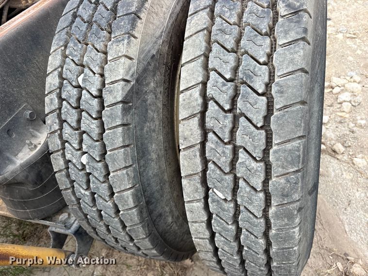 image for item ES8751 2000 Mack CH613 truck cab and chassis