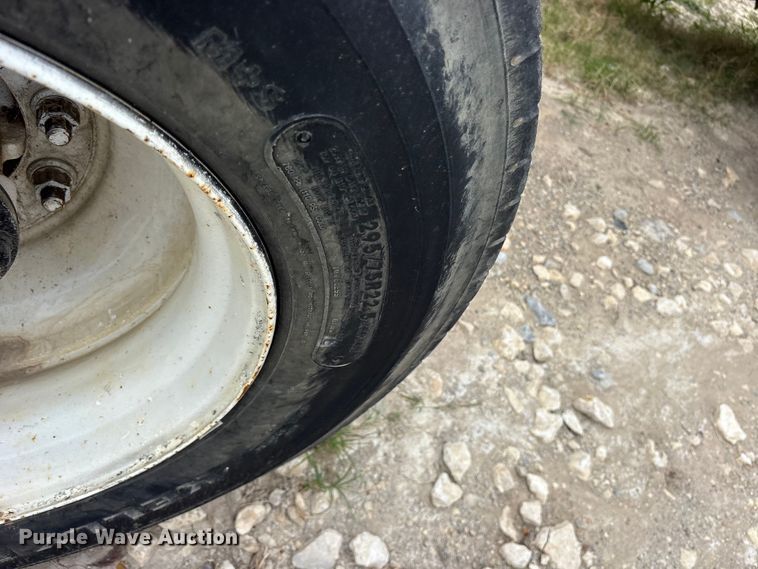 image for item ES8751 2000 Mack CH613 truck cab and chassis