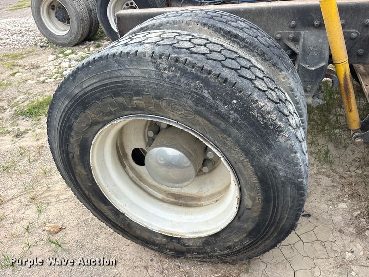 image for item ES8751 2000 Mack CH613 truck cab and chassis