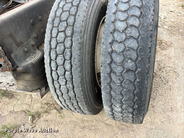 image for item ES8751 2000 Mack CH613 truck cab and chassis