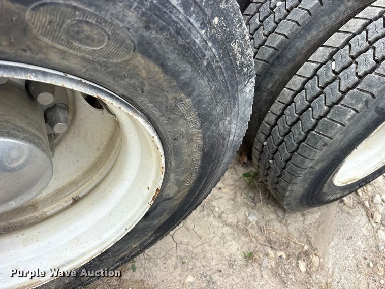 image for item ES8751 2000 Mack CH613 truck cab and chassis