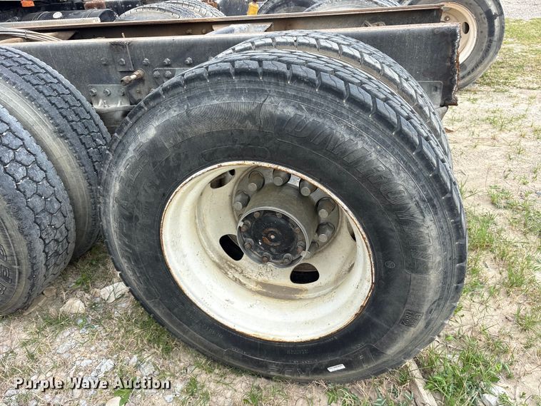 image for item ES8751 2000 Mack CH613 truck cab and chassis