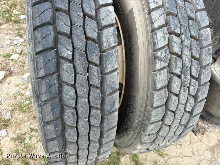 image for item ES8751 2000 Mack CH613 truck cab and chassis